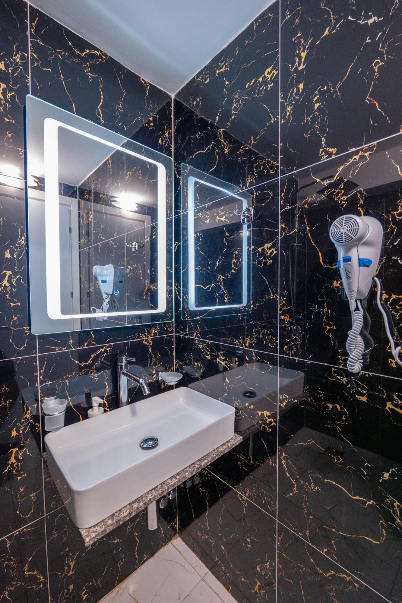Elite Hotel 4*