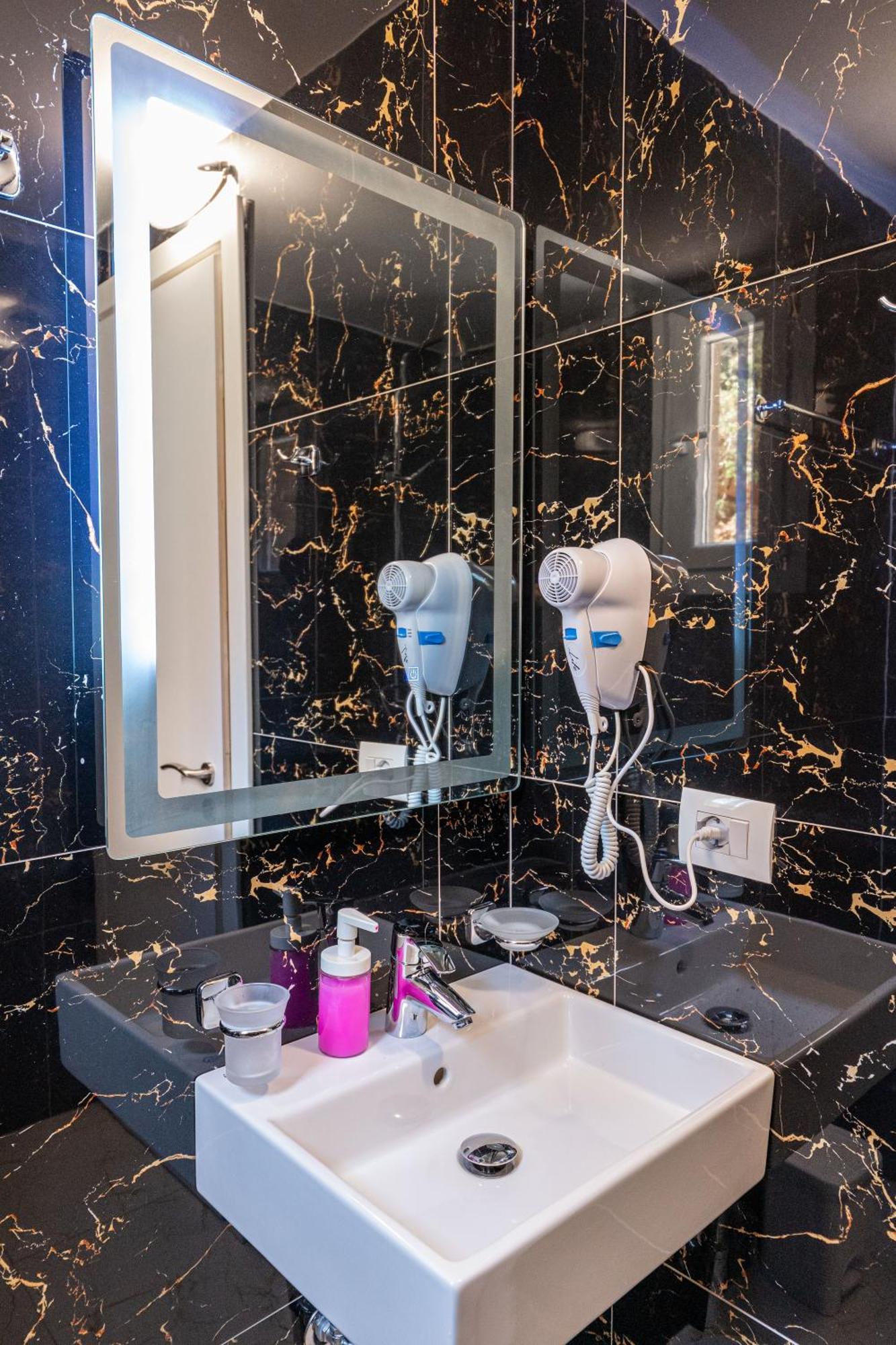 Elite Hotel 4*